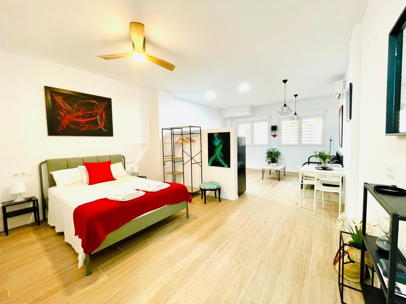 Completo Y Bello Apartamento En Малага Екстериор снимка
